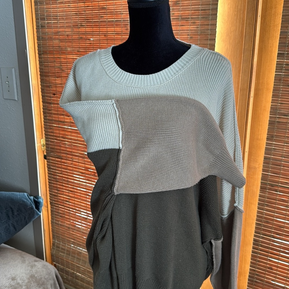Wishlist woman’s M/L sweater, olive green/beige/tan blocks of color. Sharp look